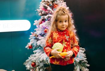 В точке «Спильно» в одном из метро в Харькове девочка радуется праздничной елке 