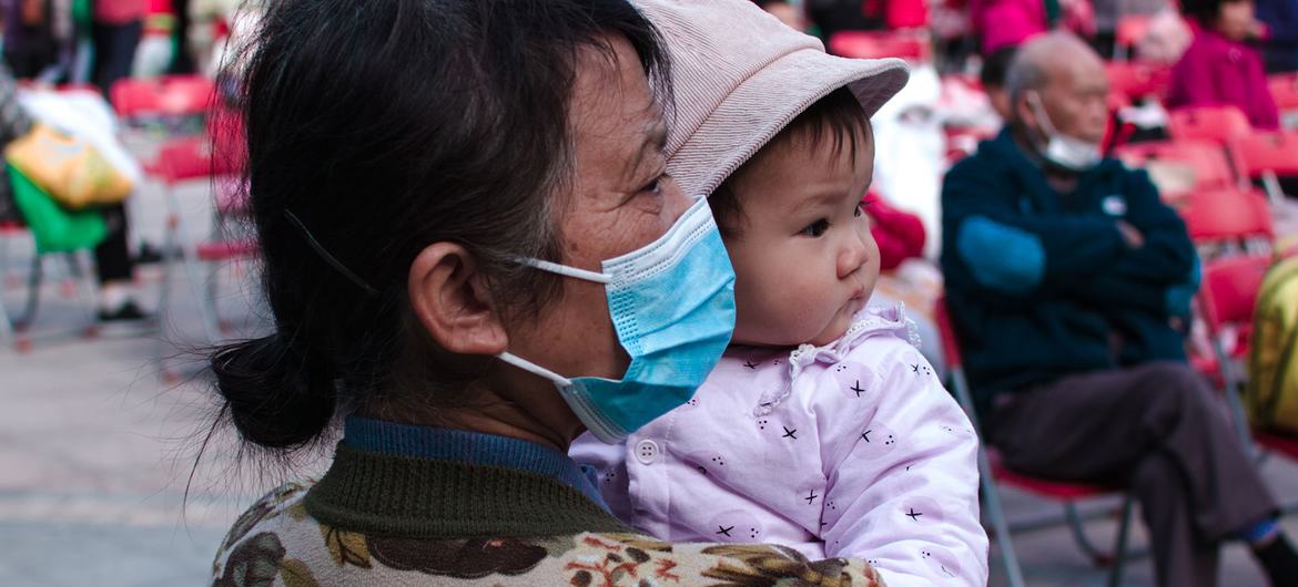 在中国深圳，一位祖母抱着她的孙女。（资料图)