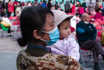 在中国深圳，一位祖母抱着她的孙女。（资料图)