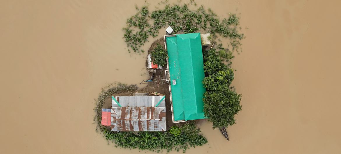 Sunamganj, Bangladesh, um lugar frequentemente atingido por enchentes.