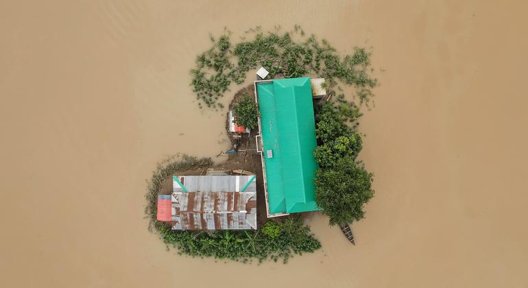 在孟加拉国的苏纳姆甘杰，山洪让一处房屋成为“孤岛”。