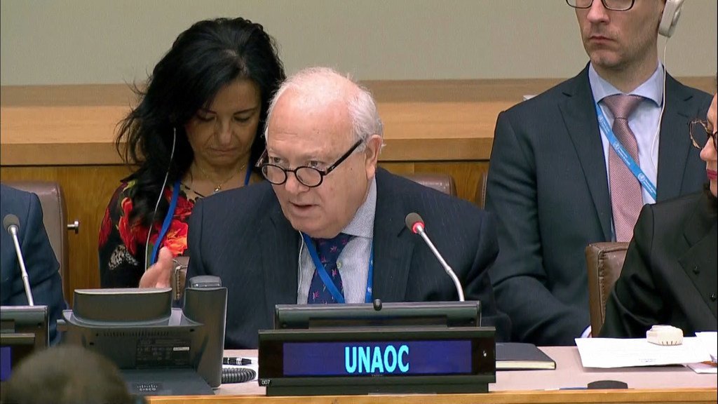 Su Excelencia el Sr. Miguel Ángel Moratinos habla en un podio durante una reunión de la Alianza de las Civilizaciones de las Naciones Unidas (UNAOC).