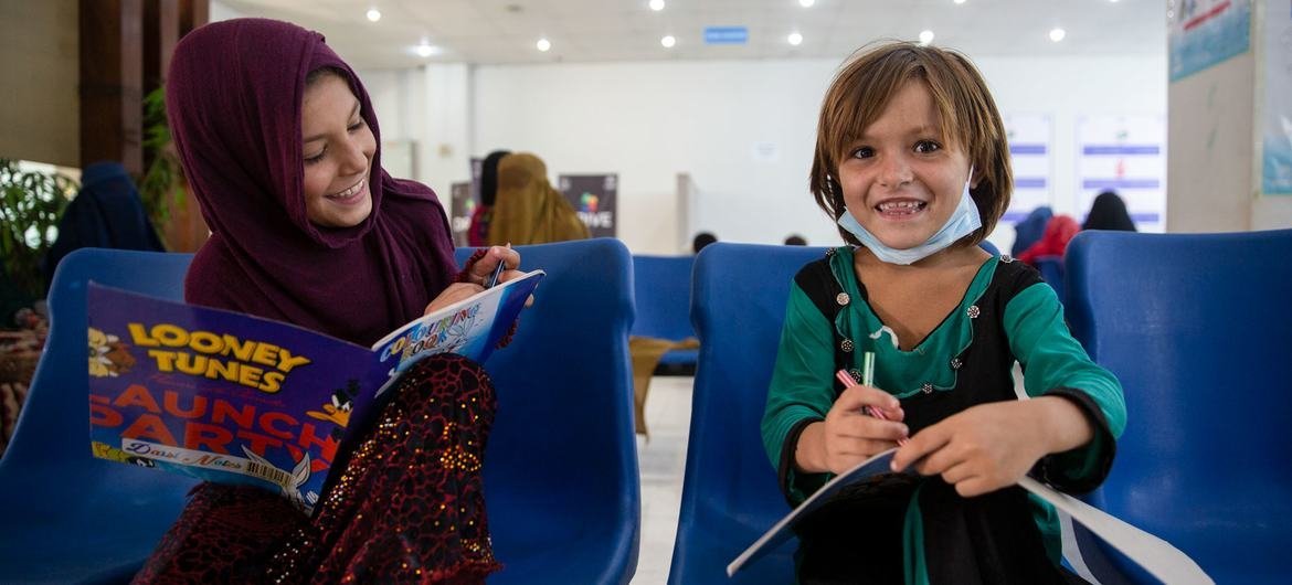پاکستان کے دارالحکومت اسلام آباد میں افغان مہاجرین کے اندراج کی مہم کے دوران یو این ایچ سی آر کے ایک مرکز میں بچوں کو مصروف رکھنے کے لیے رنگ بھرنے والی کتابیں دی گئی ہیں۔