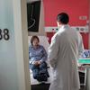 फ़्रांस के एक अस्पताल में, एक चिकित्सक, एक कैंसर रोगी के साथ बातचीत करते हुए.