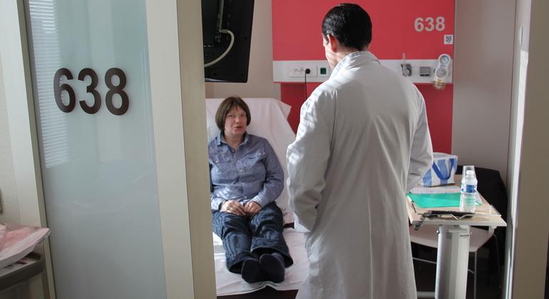 Um oncologista consulta um paciente com câncer em um hospital em Lyon, na França