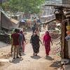 Mujeres con las máscaras por la pandemia de Covid 19 caminando por un mercado de Dhaka.