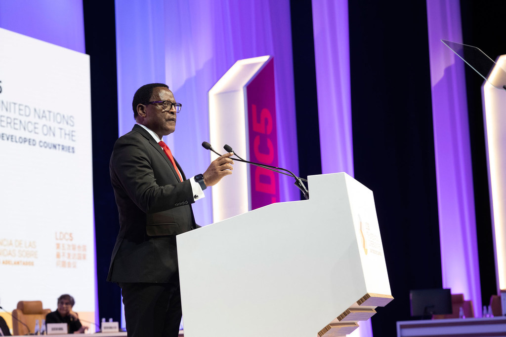 Lazarus McCarthy Chakwera, président du Malawi, président du groupe des PMA, prononce le discours d'ouverture du Sommet des dirigeants des pays les moins avancés, à Doha, au Qatar.
