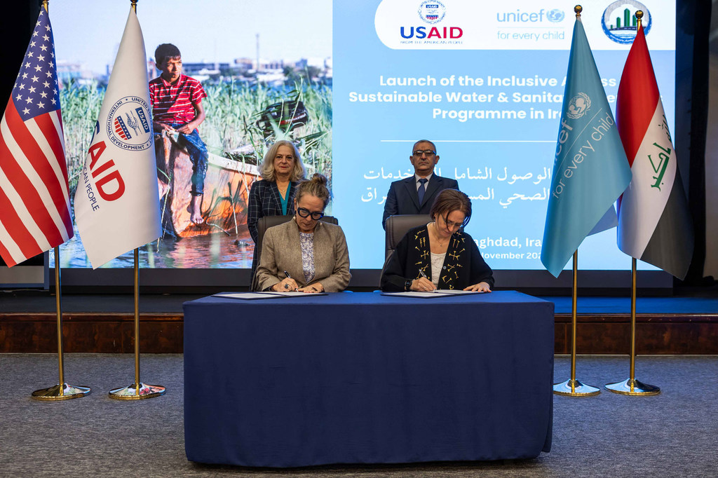 Funcionarios de USAID y UNICEF firman un acuerdo en una ceremonia en Bagdad, Irak, para poner en marcha un nuevo programa de agua y saneamiento.