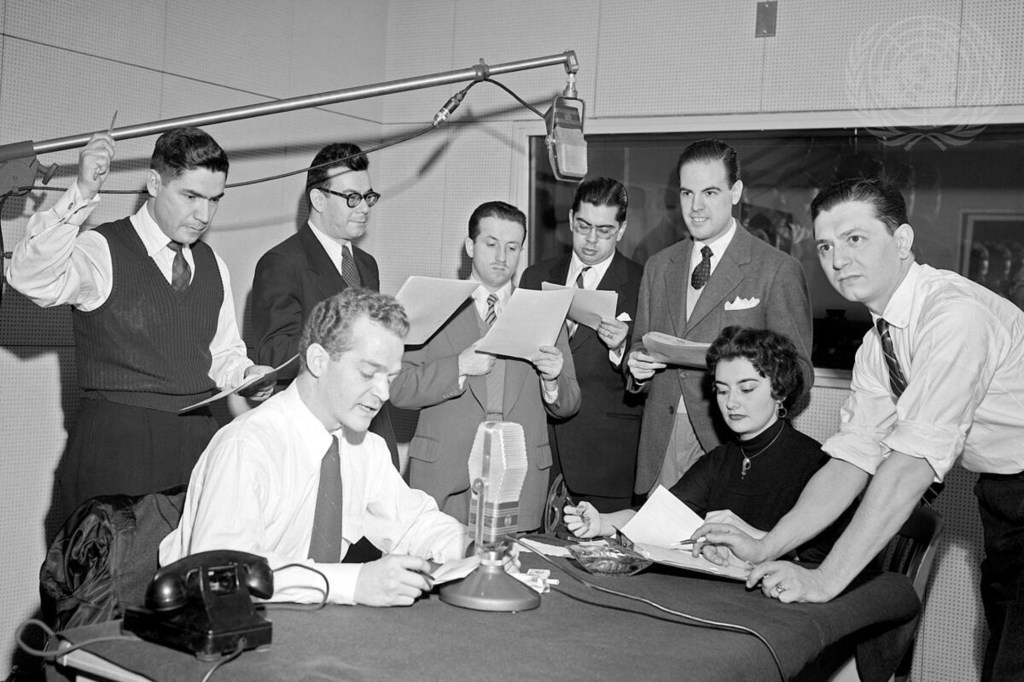 На фото: один из первых эфиров «Радио ООН» из студии в Нью-Йорке.