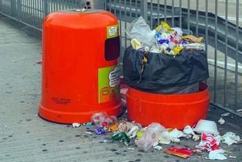 हर वर्ष 90 करोड़ टन से ज़्यादा भोजन को फेंक दिया जाता है.