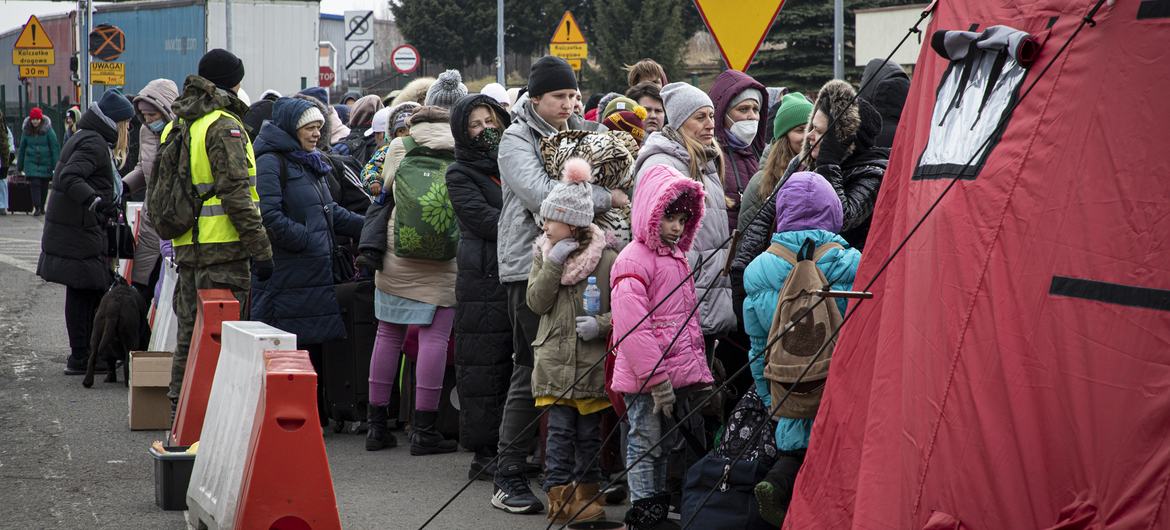 Украинские беженцы на границе с Польшей. Из-з ограничений на выезд за пределами Украины оказались в основном жещины, дети и люди старше 60-ти лет.