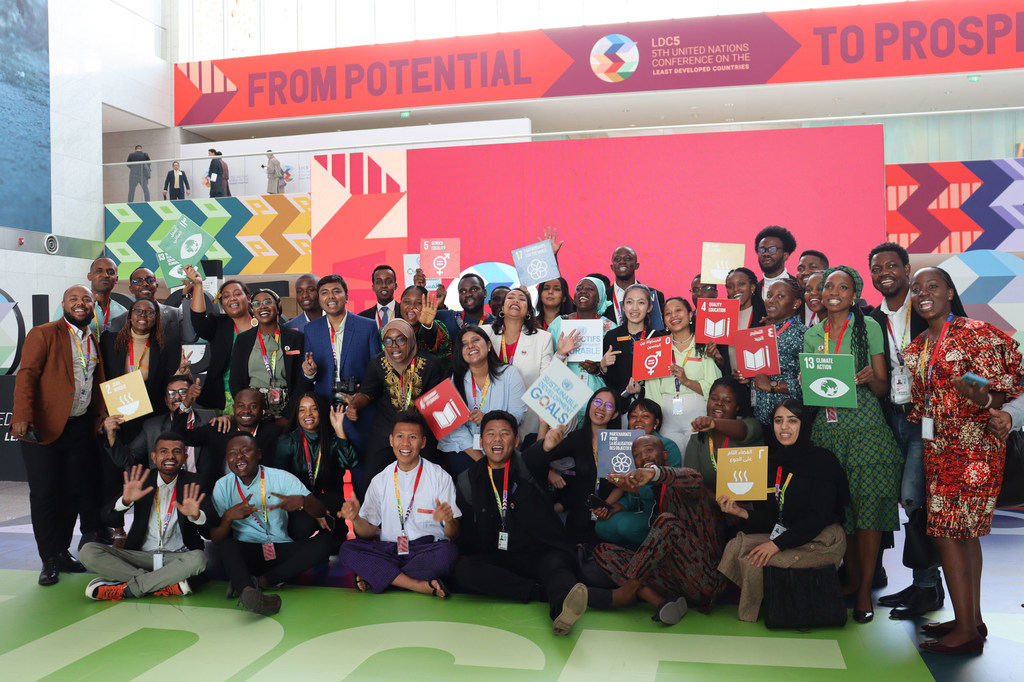 Jeunes délégués participant au Forum de la jeunesse organisé en amont de la5ème conférence des Nations Unies sur les Pays les moins avancés (PMA5), à Doha, au Qatar.