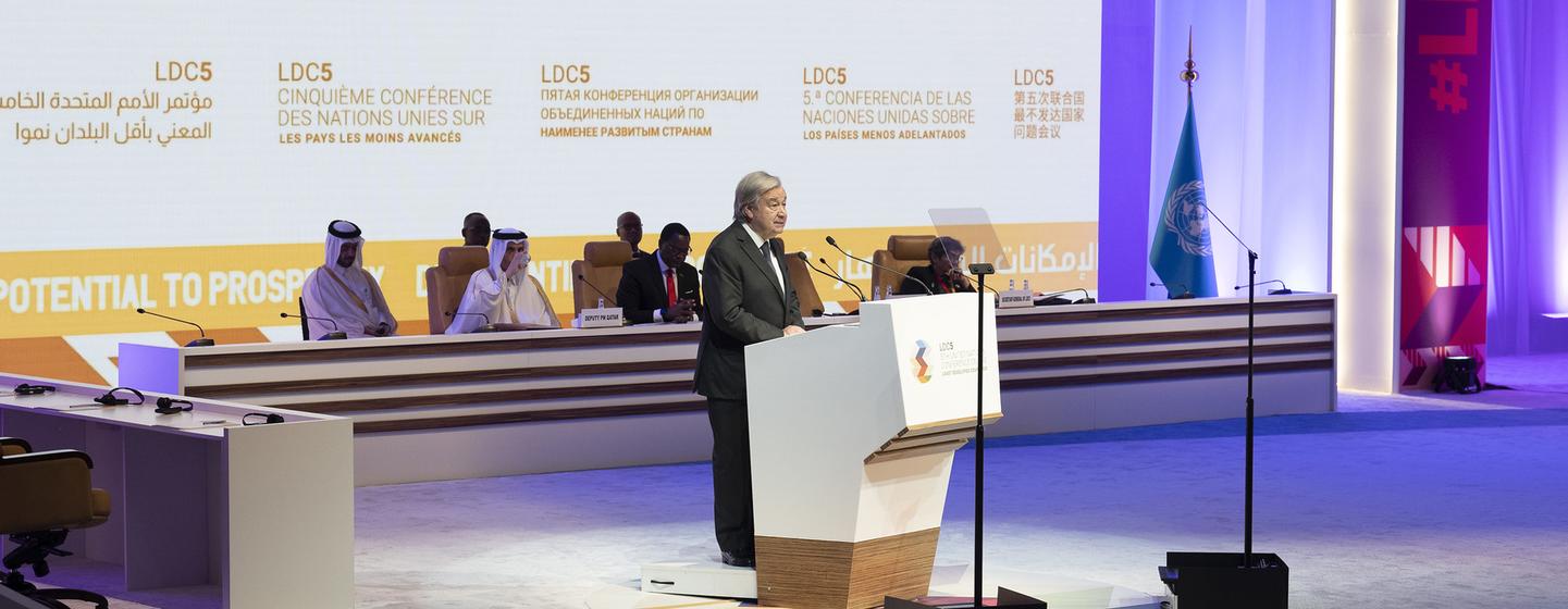 Le Secrétaire général António Guterres prononce un discours lors du Sommet des dirigeants des pays les moins avancés, à Doha, au Qatar.