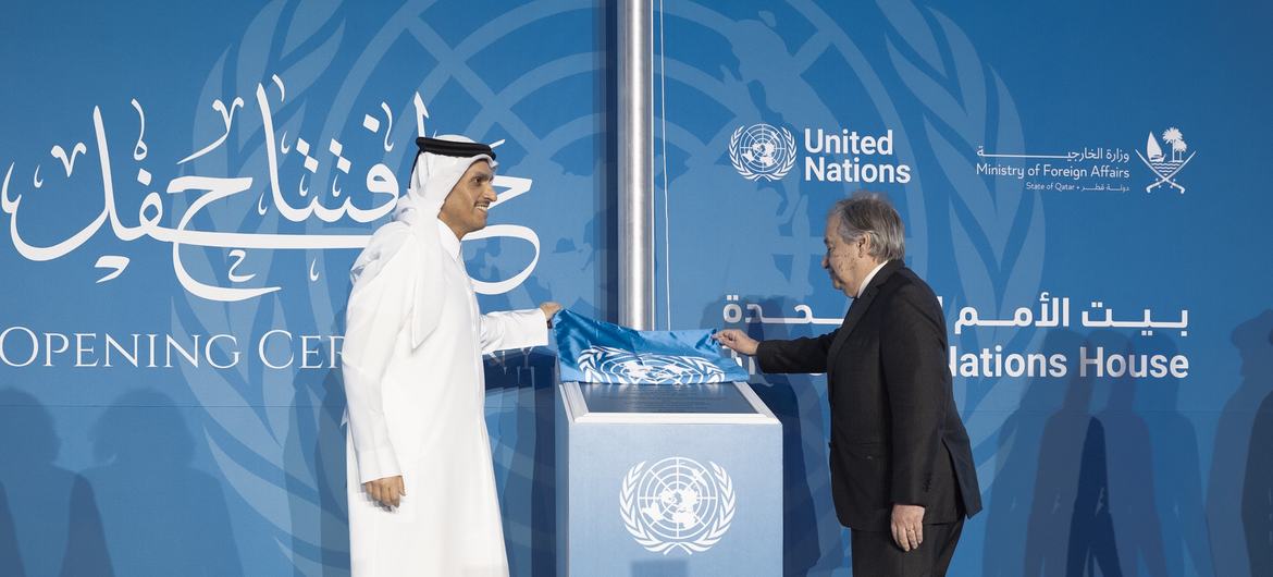  الأمين العام للأمم المتحدة للأمم المتحدة، أنطونيو غوتيريش ونائب رئيس مجلس الوزراء ووزير الخارجية القطري يفتتحان دار الأمم المتحدة بالدوحة.