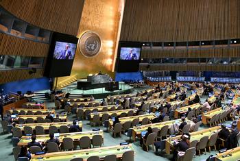 Une large vue de l'Assemblée générale des Nations Unies alors que les États membres se réunissent sur la situation dans le territoire palestinien occupé.
