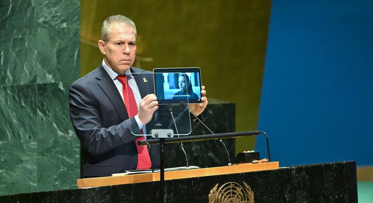 El embajador de Israel, Gilad Erdan, interviene en la sesión plenaria de la Asamblea General de las Naciones Unidas sobre la situación en los Territorios Palestinos Ocupados.