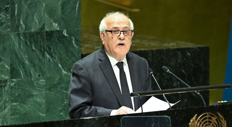 El observador permanente del Estado de Palestina ante las Naciones Unidas, Riyad Mansour, interviene en la sesión plenaria de la Asamblea General de la ONU sobre la situación en los Territorios Palestinos Ocupados.