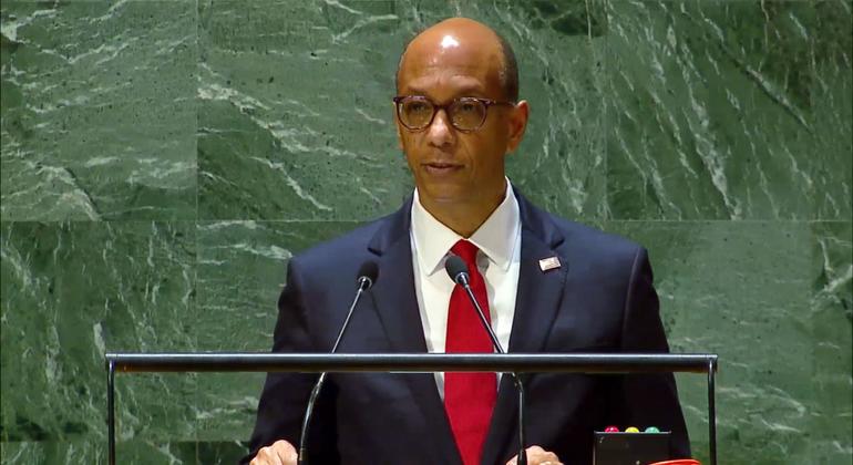 El representante permanente adjunto de Estados Unidos, Robert A. Wood, interviene en la sesión plenaria de la Asamblea General de la ONU sobre la situación en los Territorios Palestinos Ocupados.