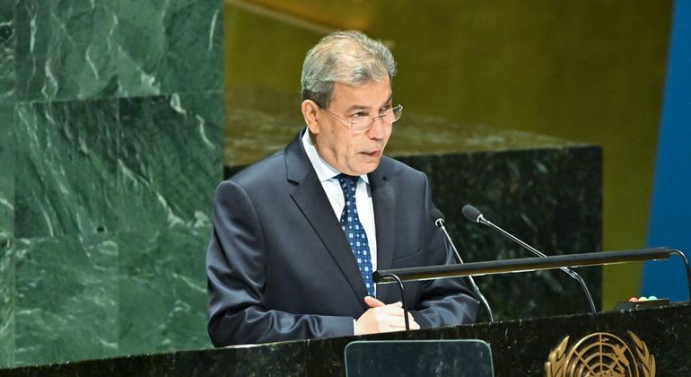 السفير عبد الله السعدي الممثل الدائم لليمن لدى الأمم المتحدة، متحدثا أمام الجمعية العامة نيابة عن المجموعة العربية.