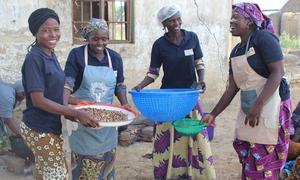 Wanufaika wa mradi unaofadhiliwa na FAO wa kutengeneza unga lishe wa kupikia uji uitwao Tom Brown ambao ni mchanganyiko samaki, mtama, maharage ya soya na karanga.