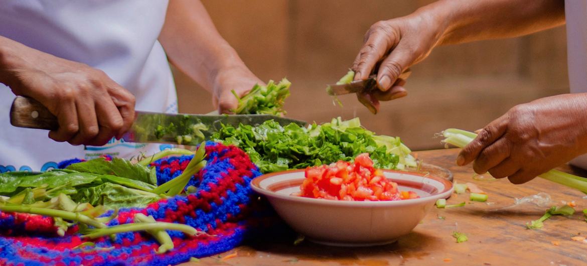 Pessoas com dietas ricas em vegetais e frutas apresentam um risco significativamente menor de obesidade