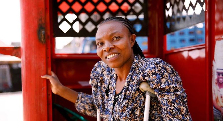 Yvonne Makendo, mfanyabiashara wa kutembeza bidhaa na pia fundi cherehani mjini Bukavu, jimboni Kivu Kusini nchini Jamhuri ya Kidemokrasia ya Congo, DRC.