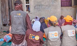 : Katika kambi ya wakimbizi ya Bakasi huko Maiduguri, Nigeria wahamasishaji wa jamii wanazungumza na waathiriwa wa mafuriko kuhusu jinsi ya kupata msaada dhidi ya ukatili wa kijinsia, ambao unaongezeka.