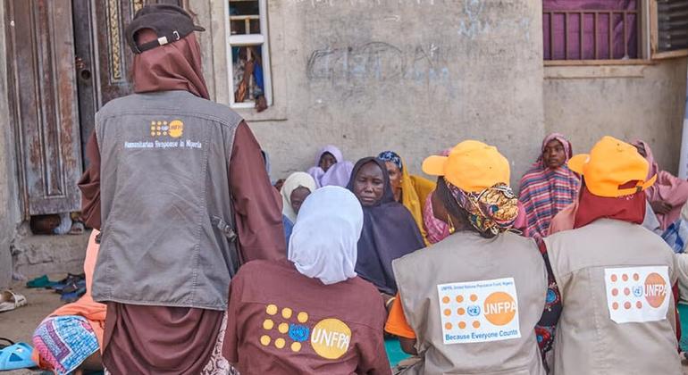 : Katika kambi ya wakimbizi ya Bakasi huko Maiduguri, Nigeria wahamasishaji wa jamii wanazungumza na waathiriwa wa mafuriko kuhusu jinsi ya kupata msaada dhidi ya ukatili wa kijinsia, ambao unaongezeka. : Katika kambi ya wakimbizi ya Bakasi huko Maiduguri, Nigeria wahamasishaji wa jamii wanazungumza na waathiriwa wa mafuriko kuhusu jinsi ya kupata msaada dhidi ya ukatili wa kijinsia, ambao unaongezeka.
