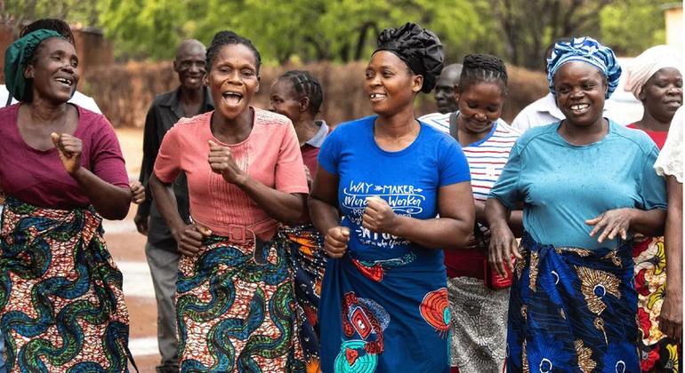 Makungwi wa ndoa za kitamaduni mjini Katete, jimboni Mashariki nchini Zambia likiongozwa na Martha Banda (kushoto). Makungwi wa ndoa za kitamaduni mjini Katete, jimboni Mashariki nchini Zambia likiongozwa na Martha Banda (kushoto).