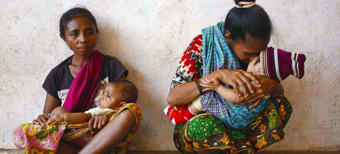 Mães com filhos pequenos visitam uma clínica móvel em Timor-Leste.