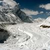 Uma geleira montanhosa que está encolhendo devido ao aumento das temperaturas e menos neve no distrito de Kargil, na Índia.