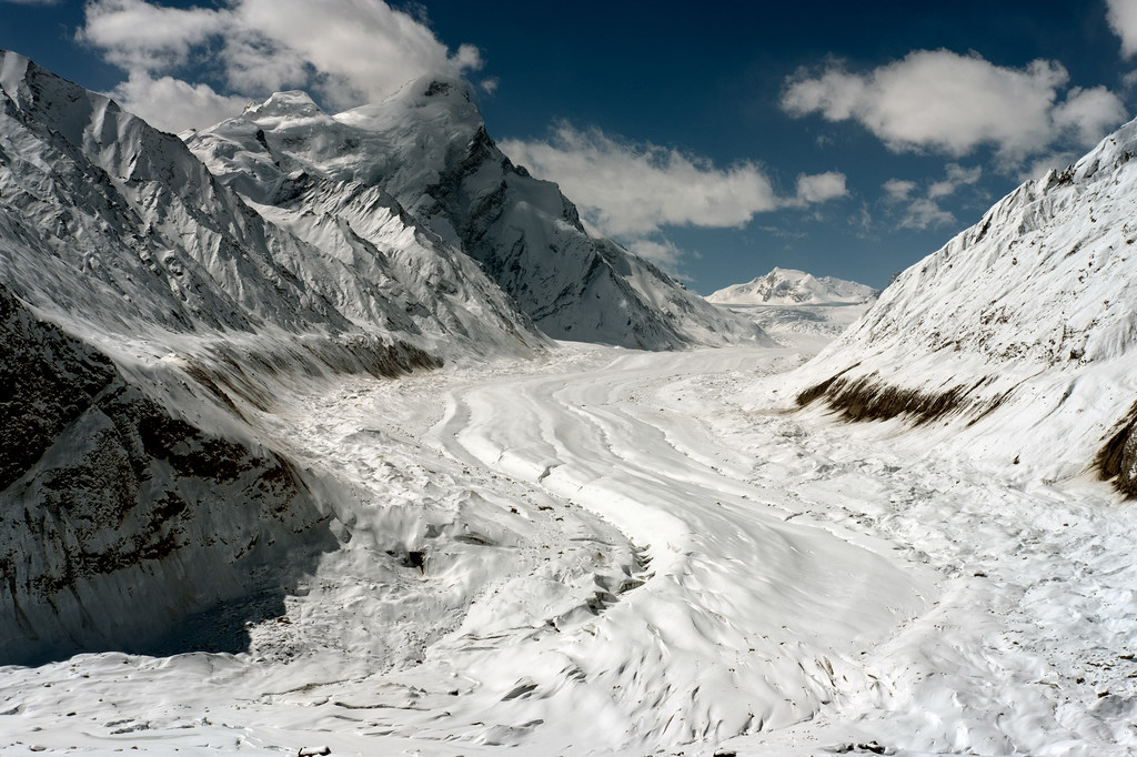由于气温上升和降雪量减少，印度卡吉尔地区的一座山脉冰川面积正在缩小。