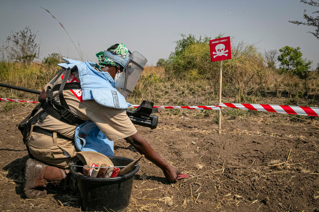 Mfanyakazi wa Shirika UMOJA WA MATAIFA la Kushughulikia Migodi (UNMAS) akisafisha mgodi huko Gondokoro, Sudan Kusini.