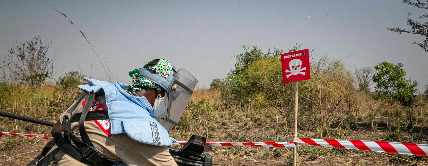 Un travailleur de l'UNMAS détecte une mine antichar, dans l'État d'Équatoria central, au Soudan du Sud.