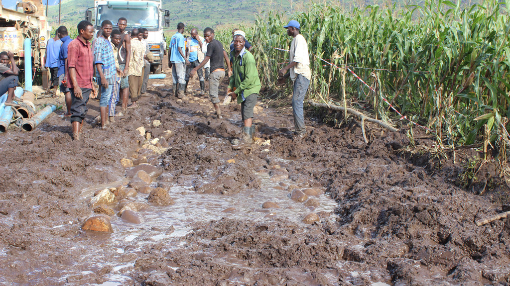 Varios hombres trabajan para reparar una carretera dañada en el distrito de Mulanje (Malawi) tras el paso del ciclón Freddy.