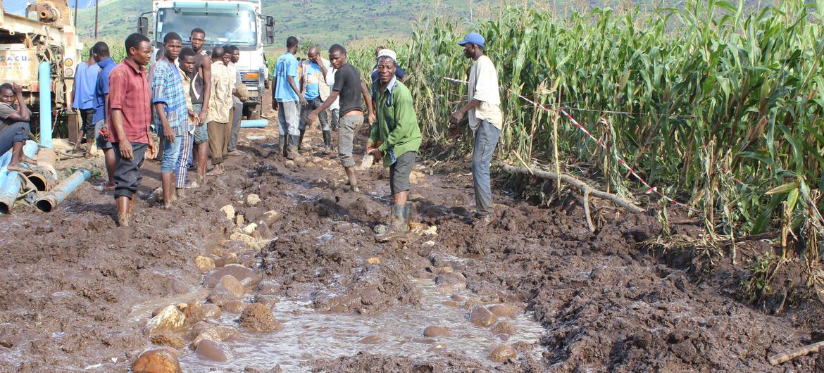 Des hommes travaillent à la réparation d'une route endommagée dans le district de Mulanje au Malawi après le passage du cyclone Freddy.