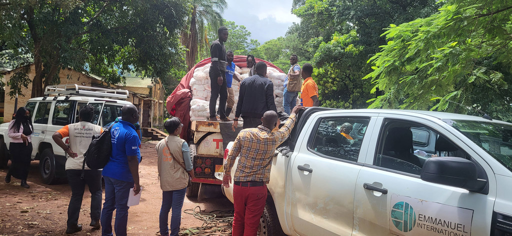 Des partenaires humanitaires chargent des articles de secours dans des véhicules pour les distribuer à différents sites pour les personnes déplacées dans le district de Mulanje, au Malawi.