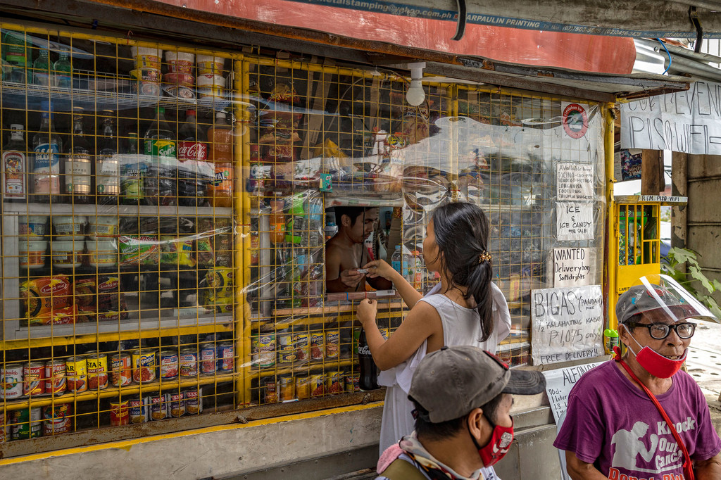 Une femme achète dans un kiosque du village côtier de Talaba Dos le 16 septembre 2021 à Bacoor, province de Cavite, aux Philippines.