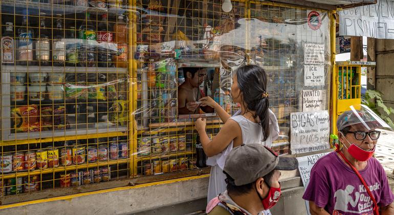  फ़िलिपीन्स में एक महिला, तलाबा डोस नामक एक गाँव में कुछ सामान ख़रीद रही है.