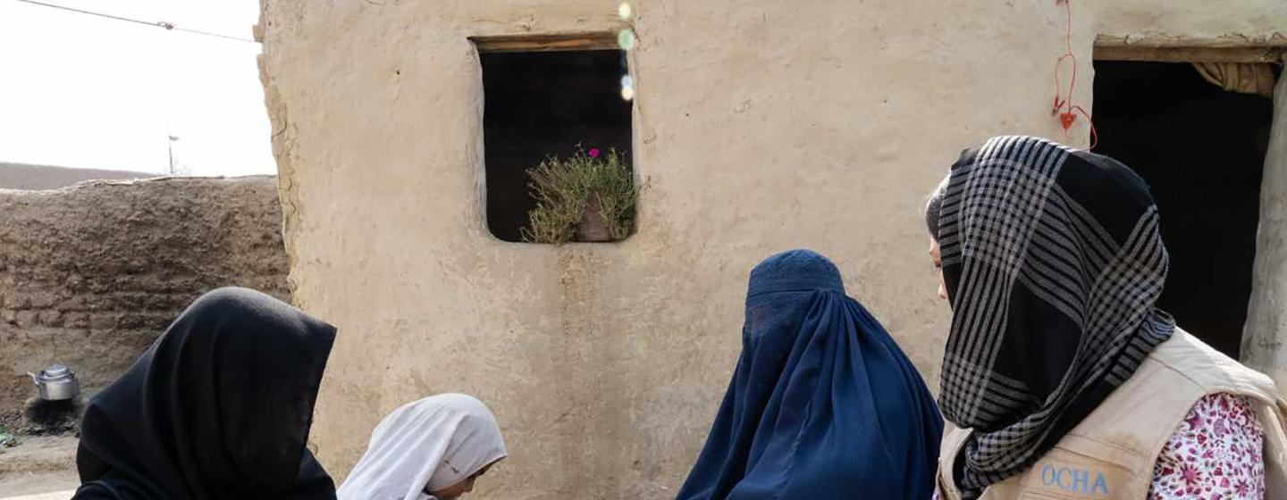 Une membre du personnel d'OCHA s'entretient avec des femmes déplacées dans la province orientale de Nangahar en Afghanistan.