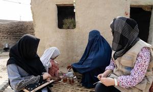 موظفة في مكتب الأمم المتحدة لتنسيق الشؤون الإنسانية تتحدث مع نساء نازحات في مقاطعة نانغاهار في أفغانستان.