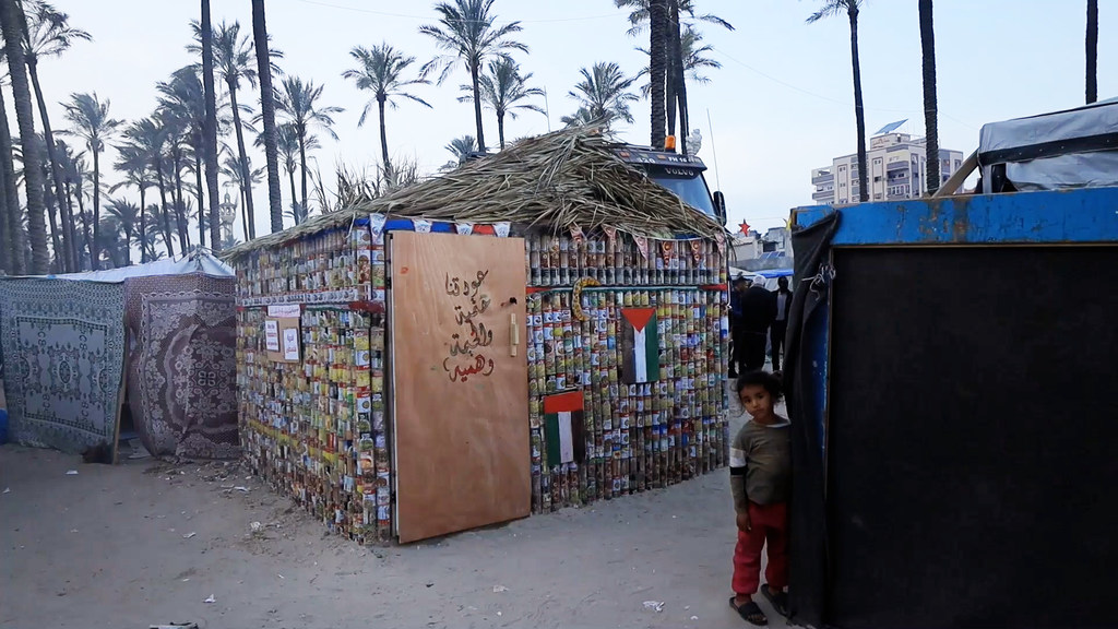  Une tente construite avec des boîtes de conserve au milieu d'un abri de fortune à Deir Al-Balah, Gaza.