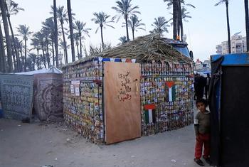 خيمة بنيت من معلبات الأطعمة المحفوظة وسط أحد الملاجئ المؤقتة في مدينة دير البلح وسط غزة.