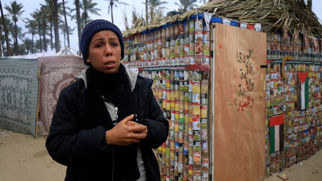 داليا العفيفي، صاحبة مبادرة خيمة المعلبات في مدينة دير البلح في غزة.