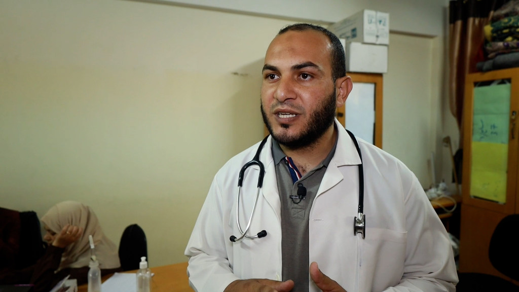 محمود اللوح، ممرض في عيادة أحد مراكز النزوح بمدينة دير البلح وسط قطاع غزة.