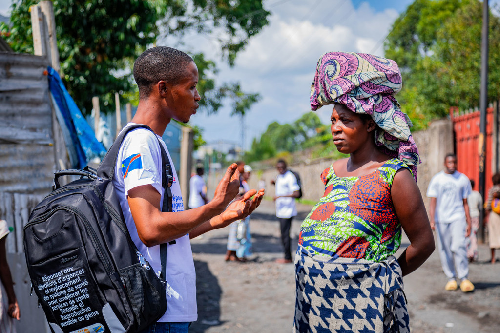Katika wilaya ya Kyeshero ya Goma, Chance Azina, mwanamke mjamzito anazungumza na Amani, mfanyakazi wa shirika la kijamii linayoungwa mkono na UNFPA katika kituo cha afya kilicho karibu.