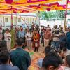 भारत के गुजरात में UN भारत और रिलायंस फाउंडेशन द्वारा आपदा जोखिम न्यूनीकरण और प्रारंभिक चेतावनी समाधानों पर आयोजित एक सम्मेलन में लोग एक खुले कार्यक्रम में एकत्रित हुए।