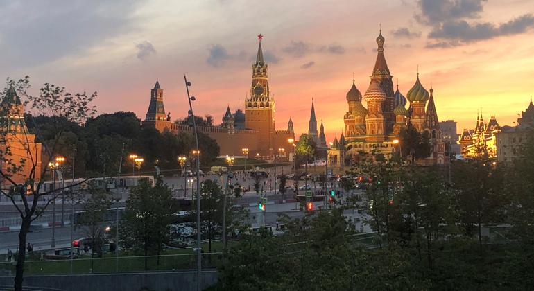 Vista do Kremlin no centro de Moscou, ao pôr do sol