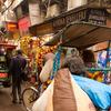 Turistas exploram histórico mercado Chandni Chowk em Delhi, na Índia.