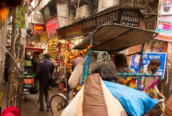 Turistas exploram histórico mercado Chandni Chowk em Delhi, na Índia.